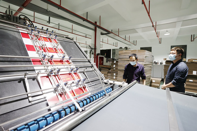 湖口:通宵趕制10000個(gè)愛(ài)心守&ldquo;滬&rdquo;物資包裝盒